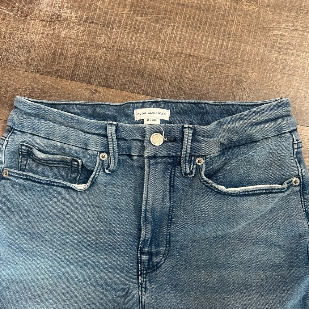Good American Good Petite Straight Leg Light Blue Jeans - Picture 9 of 15